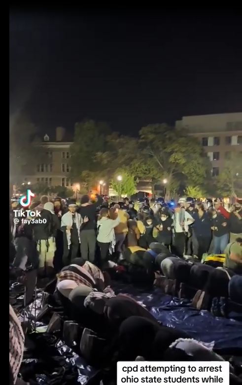 «بگذارید نماز بخوانند»؛ زنجیره انسانی دانشجویان آمریکایی در حمایت از مسلمان