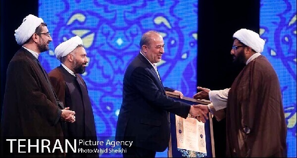 از اثربرگزیده ستاد اقامه نماز در " دومین جشنواره ارتقای کیفیت آثار، محصولات و فعالیتهای فرهنگی" تجلیل شد.