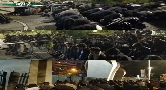 اقامه نماز جماعت دانشجویان انقلابی دانشگاه تهران پس از اعتراض به سیاستهای اقتصادی دولت