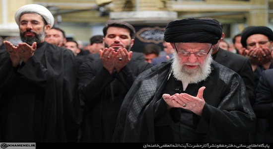 اقامه نماز ظهر روز اربعین به امامت حضرت آیتالله خامنهای با حضور هیئتهای دانشجویی دانشگاههای سراسر کشور