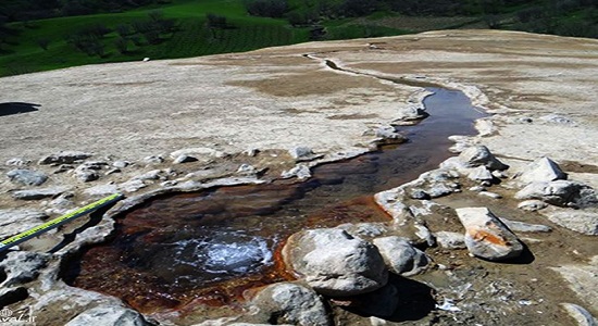 جوشش چشمه در بیابان