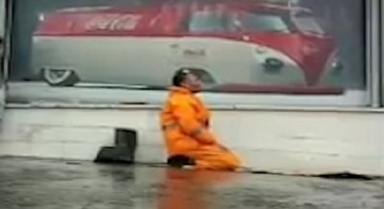 اقامه نماز توسط یک رفتگر در زیر برف
