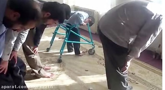 همراهی زیبای کودک ناتوان جسمی با نمازگزاران