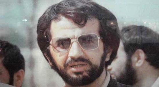 استانداری که به جای پاسخ به تلفن رییس جمهوری به نماز ایستاد