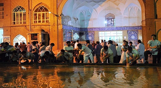 جذب بی نمازها به مسجد