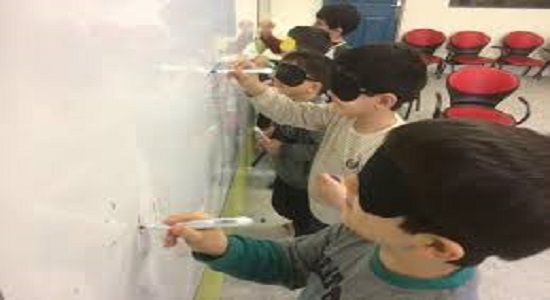 بازی گروهی نقاشی با چشم بسته