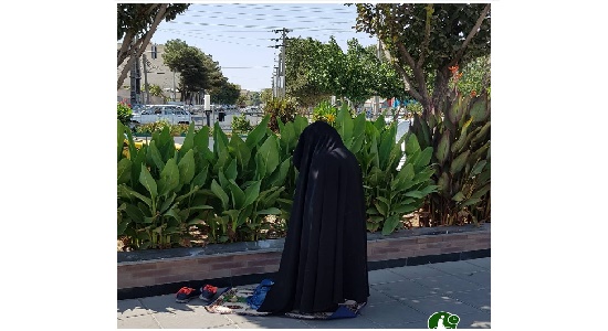 نماز دختران خیابان انقلاب