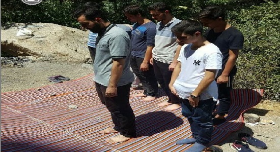رفیقامون را به نماز دعوت کنیم اما نه اینطوری!