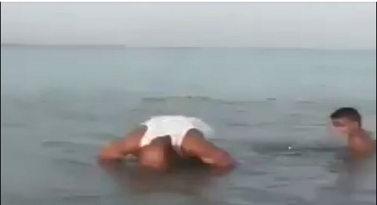 نماز می خوانم توی این هوای گرم قربه الی الله