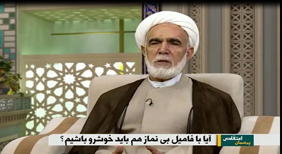  آیا با فامیل بی نماز هم باید خوشرو باشیم؟