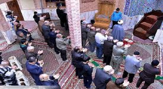 آیا امام جماعت باید حتما روحانی باشد؟