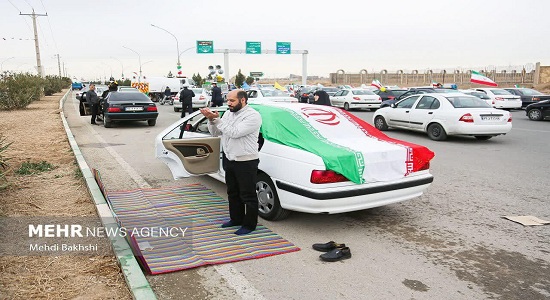 نماز اول وقت در حاشیه برگزاری راهپیمایی خودرویی ۲۲ بهمن قم