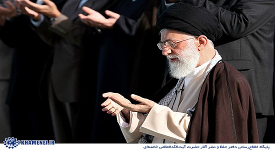 اقامه نماز مغرب توسط امام خامنه ای