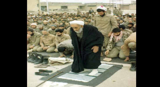 نماز جماعت آیت الله به دستور فرمانده