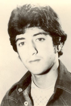 نوجوانی که در کشیک شبانه برای حفاظت از مسجد شرکت می کرد.