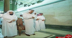 نماز خواندن ملک سلمان با کفش در داخل خانه خدا (+عکس) 