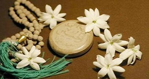 نماز خواندن دختر یازده ساله در بیابان