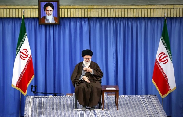  پیام رهبر معظم انقلاب به بیست و چهارمین اجلاس سراسری نماز؛ یكی از مؤثرترین راه‎ها برای كاستن آسیب‎های اجتماعی، ترویج نماز است