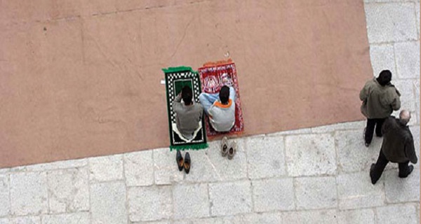 نقش ایجاد رابطه دوستی و جذب به نماز