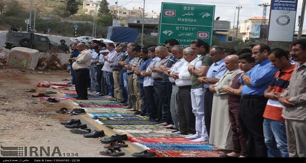 اقامه نماز جمعه در ورودی شهرک «بیتا» در نابلس