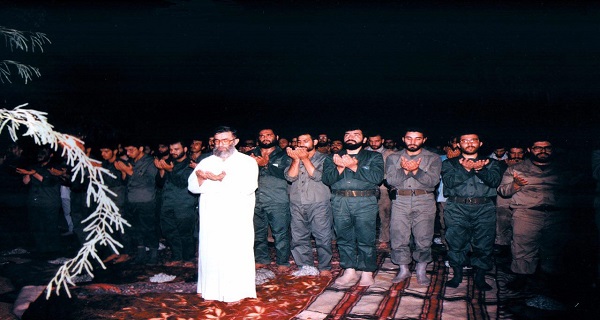 عکس | اقامه نماز به امامت آیتالله خامنهای در جبهه
