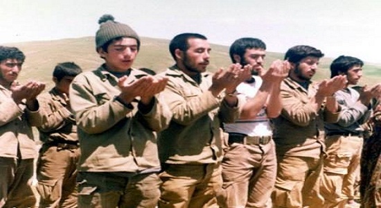 نماز جماعت در جبهه به امامت شهید محمود كاوه