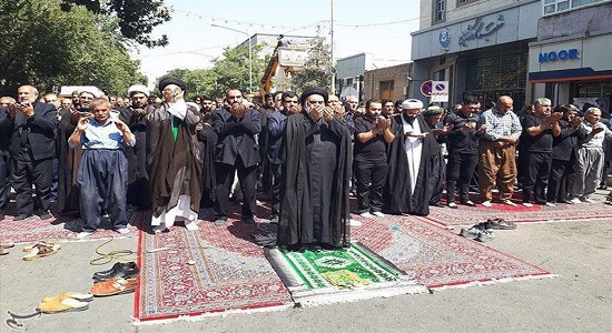 بزرگترین نماز جماعت شیعی در مسیر نجف به کربلا اقامه میشود