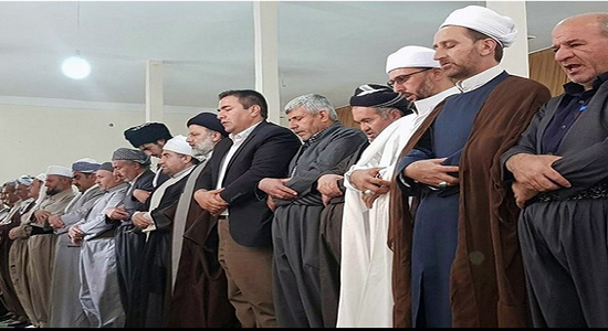 تصویری کمتر دیده شده از آیتالله رئیسی در نماز جماعت اهلسنت کردستان