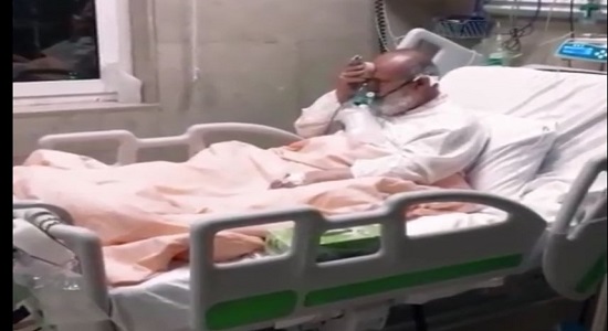 نماز خواندن استاد انصاریان روی تخت بیمارستان