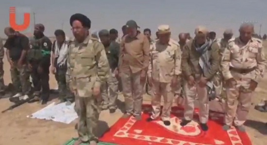  اقامه نماز جماعت فرماندهان و رزمندگان مقاومت به همراه شهید سلیمانی و ابومهدی المهندس در عراق - جبهه نبرد با داعشیان
