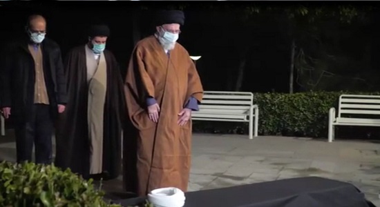 نماز رهبر معظم انقلاب بر پیکر آیت‌الله مصباح یزدی/ فیلم