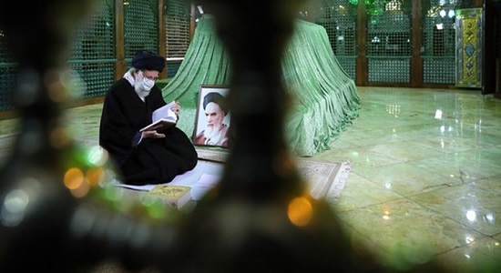 رهبر انقلاب اسلامی در مرقد امام خمینی(ره) و گلزار شهدا حضور یافتند