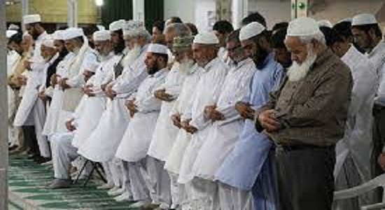 از چه زمانی دست به سینه نماز خواندن در میان اهل سنت باب شد؟