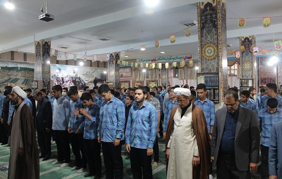 نماز، نور هدایت و وسیله نجات بشر است
