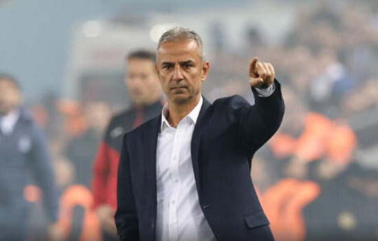 نماز خواندن اسماعیل کارتال سرمربی پرسپولیس