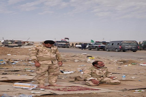■ عکس/ نماز سربازان عراقی در دروازه موصل