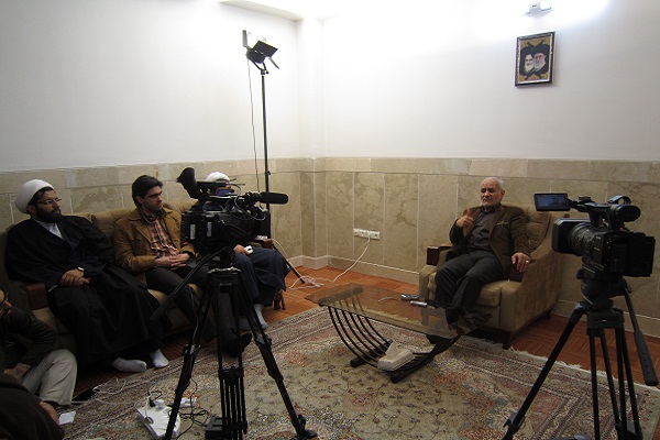 حسن عباسی در مرکز نماز:<br />
وجود فحشاء و منکر در جامعه نشانه عدم اقامه نماز در جامعه است و یا اگر نمازی هم هست درست اقامه نمی شود.