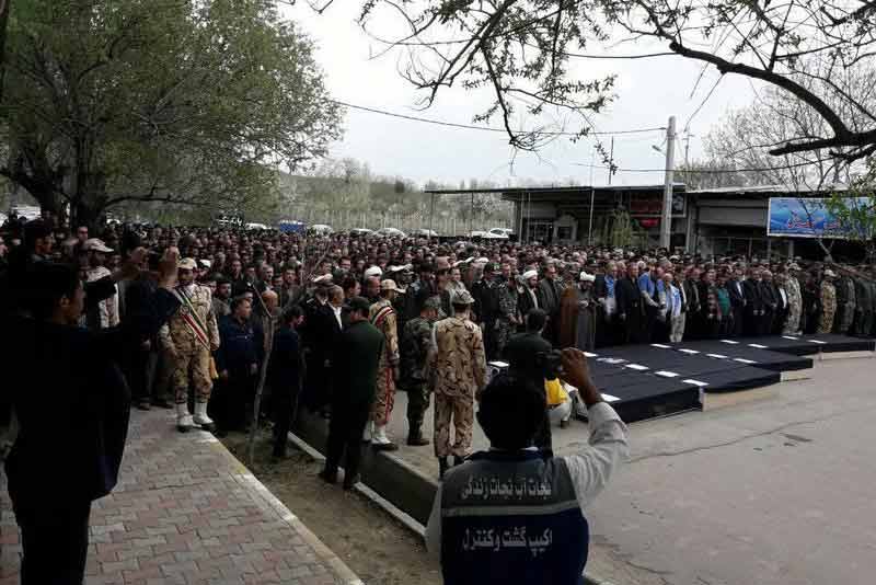 تصویری از اقامه نماز برای جان باختگان سیل عجب شیر