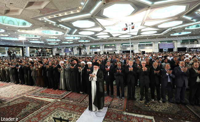 چرا حضرت ابراهیم علیه السلام از خدا خواست شیعه شود؟<br />
<br />
هر چند قنوت در نماز،‌ مستحب است ولی از چنان اهمیتی برخوردار است که اگر کسی فراموش کرد قبل از رکوع، قنوت بخواند مستحب از بعد از رکوع و قبل از رفتن به سجده آنرا بخواند.<br />
یکی دیگر از جهاتی که اهمیت قنوت و همچنین دعا نماز را نشان می‌دهد تعداد قنوت‌هایی است که در نماز عیدین وجود دارد که مستحب است در دو رکعت نماز عید فطر و عید قربان، 9 بار قنوت گرفته و دعا خوانده شود.<br />
در داستانی زیبا حضرت ابراهیم علیه السلام بعد از شنیدن نشانه‌های شیعیان از خدا می‌خواهد که او نیز از شیعیان امیرالمومنین علیه السلام باشد که در ادامه به آن اشاره می‌کنیم.<br />
<br />
جابر بن يزيد جعفى از حضرت صادق عليه السّلام از تفسير اين آيه پرسيد: «وَ إِنَّ‏ مِنْ‏ شِيعَتِهِ‏ لَإِبْراهِيمَ: و به درستى كه ابراهیم از پيروان اوست» (صافات،38) آن حضرت فرمود: چون خداى تعالى ابراهيم عليه السّلام را آفريد پرده از جلو ديدگانش برداشت، پس نظر كرده نورى در طرف عرش‏ ديد؛ عرض كرد:<br />
بار الها اين چه نورى است؟ به وى گفته شد: اين نور محمد صلّى اللَّه عليه و اله برگزيده من از خلقم می‌باشد، نور ديگرى در كنار او ديد، عرض كرد: بار الها اين چه نورى است؟ به او گفته شد:<br />
اين نور على بن ابى طالب ياور دين من است، پس سه نور ديگر در كنار آن دو نور ديد؛ عرض كرد:<br />
بار الها اين نورها چيست؟ به وى گفته شد: اينها نور فاطمه است كه دوستانش از آتش جدا شده‌‏اند، و نور دو فرزندش حسن و حسين است.<br />
عرض كرد: بار پروردگارا! نه نور ديگر می‌‏بينم كه به آنها احاطه شده است؟ به وى گفته شد: اى ابراهيم! اينها امامان از اولاد على و فاطمه هستند؛ ابراهيم عرض كرد: بار پروردگارا به حق اين پنج تن آن نه نفر را به من بشناسان، به وى گفته شد:<br />
اول آنها على بن الحسين، سپس فرزندش محمد بن على، و فرزندش جعفر، و فرزندش موسى، و فرزندش على، و فرزندش محمد، و فرزندش على، و فرزندش حسن، و فرزندش حجت قائم است.<br />
<br />
ابراهيم عرض كرد: اى پروردگار و اى آقاى من نورهاى زياد ديگرى كه شماره‏اش را جز تو كس نداند می‌بينم كه اطراف آنها را حلقه‌‏وار گرفته‌‏اند؟ به وى گفته شد: اينها پيروان و شيعيان آنها و شيعيان امير المؤمنين على بن ابى طالب هستند.<br />
ابراهيم عرض كرد: شيعيان او به چه چيز شناخته شوند؟ به وى گفته شد:<br />
پنجاه و يك ركعت نماز گزارند،<br />
و بسم اللَّه الرحمن الرحيم را (در نماز) بلند بخوانند،<br />
و پيش از ركوع بخوانند،<br />
و انگشتر در دست راست كنند؛<br />
در اين هنگام ابراهيم عرض كرد: پروردگارا مرا از شيعيان امير المؤمنين قرار ده، و خداى متعال نيز در قرآن از اين ماجرا خبر داده و فرمايد:<br />
«به درستى كه از شيعيان اوست ابراهيم.<br />
<br />
عَنْ جَابِرٍ الْجُعْفِيِ‏ أَنَّهُ سَأَلَ جَعْفَرَ بْنَ مُحَمَّدٍ ع عَنْ تَفْسِيرِ قَوْلِهِ تَعَالَى- وَ إِنَ‏ مِنْ‏ شِيعَتِهِ‏ لَإِبْراهِيمَ‏ فَقَالَ ع إِنَّ اللَّهَ سُبْحَانَهُ لَمَّا خَلَقَ إِبْرَاهِيمَ كَشَفَ لَهُ بَصَرَهُ فَنَظَرَ فَرَأَى نُوراً إِلَى جَنْبِ الْعَرْشِ فَقَالَ إِلَهِي مَا هَذَا النُّورُ فَقَالَ هَذَا نُورُ مُحَمَّدٍ صَفْوَتِي مِنْ خَلْقِي وَ رَأَى نُوراً مِنْ جَنْبِهِ فَقَالَ إِلَهِي مَا هَذَا النُّورُ فَقَالَ نُورُ عَلِيِّ بْنِ أَبِي طَالِبٍ ع نَاصِرِ دِينِي وَ رَأَى إِلَى جَنْبِهِمَا ثَلَاثَةَ أَنْوَارٍ فَقَالَ إِلَهِي مَا هَذِهِ الْأَنْوَارُ فَقِيلَ لَهُ هَذَا نُورُ فَاطِمَةَ فَطَمْتُ‏ مُحِبِّيهَا مِنَ النَّارِ وَ نُورُ وَلَدَيْهَا الْحَسَنِ وَ الْحُسَيْنِ قَالَ إِلَهِي وَ أَرَى تِسْعَةَ أَنْوَارٍ قَدْ أَحْدَقُوا بِهِمْ‏ قِيلَ يَا إِبْرَاهِيمُ هَؤُلَاءِ الْأَئِمَّةُ مِنْ وُلْدِ عَلِيٍّ وَ فَاطِمَةَ فَقَالَ إِبْرَاهِيمُ إِلَهِي بِحَقِّ هَؤُلَاءِ الْخَمْسَةِ إِلَّا عَرَّفْتَنِي مَنِ التِّسْعَةُ قِيلَ يَا إِبْرَاهِيمُ أَوَّلُهُمْ عَلِيُّ بْنُ الْحُسَيْنِ وَ ابْنُهُ مُحَمَّدٌ وَ ابْنُهُ جَعْفَرٌ وَ ابْنُهُ مُوسَى وَ ابْنُهُ عَلِيٌّ وَ ابْنُهُ مُحَمَّدٌ وَ ابْنُهُ عَلِيٌّ وَ ابْنُهُ الْحَسَنُ وَ الْحُجَّةُ الْقَائِمُ ابْنُهُ‏ فَقَالَ إِبْرَاهِيمُ إِلَهِي وَ سَيِّدِي أَرَى أَنْوَاراً قَدْ أَحْدَقُوا بِهِمْ لَا يُحْصِي عَدَدَهُمْ إِلَّا أَنْتَ فَقِيلَ يَا إِبْرَاهِيمُ هَؤُلَاءِ شِيعَتُهُمْ- شِيعَةُ أَمِيرِ الْمُؤْمِنِينَ عَلِيِّ بْنِ أَبِي طَالِبٍ ع فَقَالَ إِبْرَاهِيمُ وَ بِمَا تُعْرَفُ شِيعَتُهُ قَالَ بِصَلَاةِ إِحْدَى وَ خَمْسِينَ وَ الْجَهْرِ بِبِسْمِ اللَّهِ الرَّحْمَنِ الرَّحِيمِ وَ الْقُنُوتِ قَبْلَ الرُّكُوعِ وَ التَّخَتُّمِ فِي الْيَمِينِ فَعِنْدَ ذَلِكَ قَالَ إِبْرَاهِيمُ- اللَّهُمَّ اجْعَلْنِي مِنْ شِيعَةِ أَمِيرِ الْمُؤْمِنِينَ قَالَ فَأَخْبَرَ اللَّهُ تَعَالَى فِي كِتَابِهِ فَقَالَ‏ وَ إِنَّ مِنْ شِيعَتِهِ لَإِبْراهِيم.<br />
 بحار الأنوار (ط - بيروت) ؛ ج‏36 ؛ ص151.