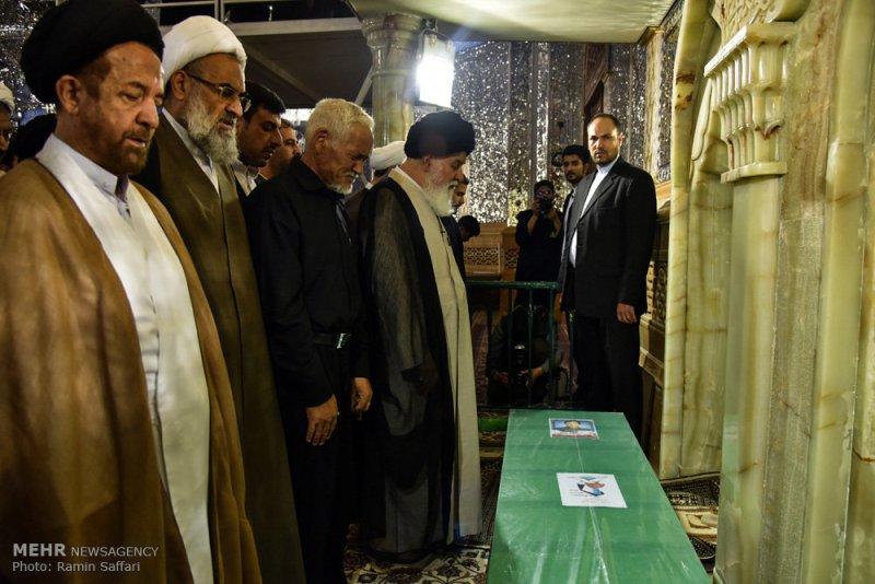 اقامه نماز بر پیکر مدافع حرم حضرت زینب (س) در حرم رضوی