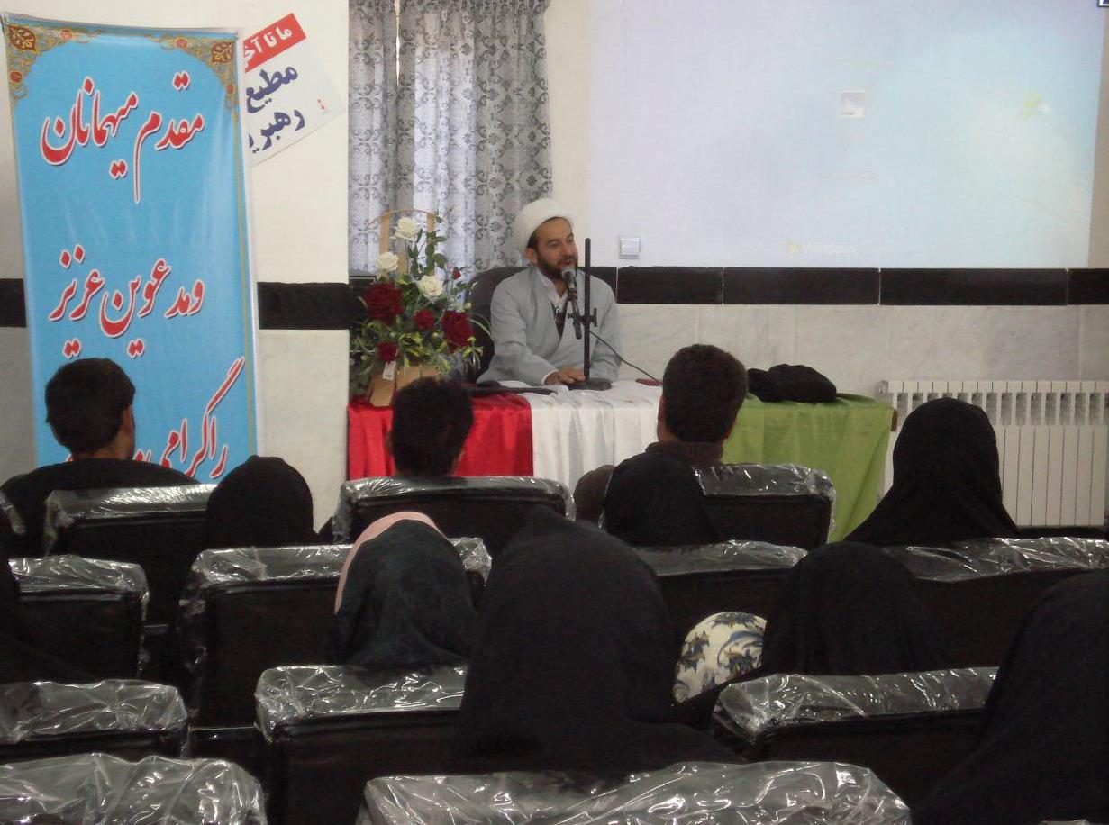 برگزاری جلسه ای با موضوع تاثیر نماز در کاهش اسیبهای اجتماعی ونقش نماز در ایجاد نگرشی الهی در زندگی در شهرستان فیروزه